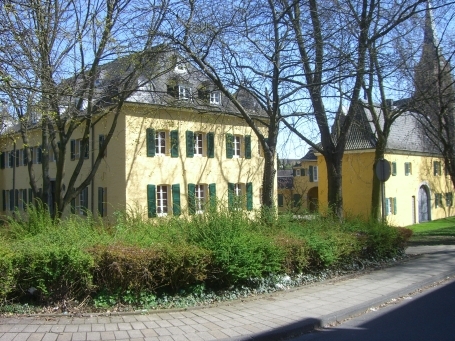 Jüchen : Steinstraße, Haus Katz, im Haus Katz befindet sich heute der Ratssaal und das Trauzimmer des Standesamtes.